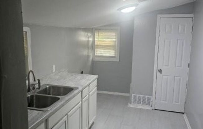 5049 Lafontaine- 1 BED & 1 BATH FOR RENT!