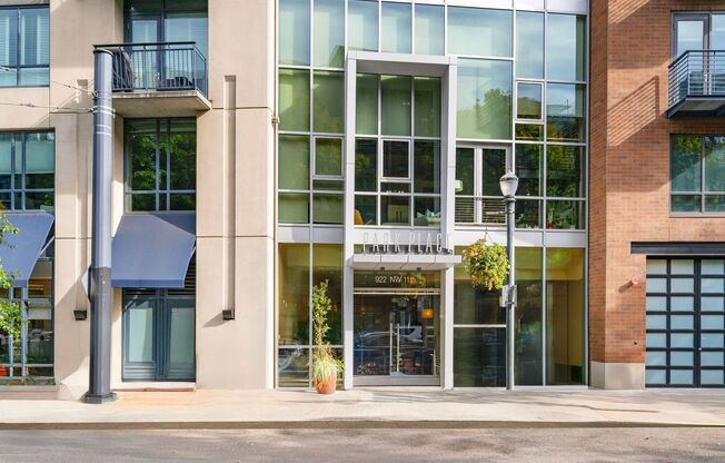Park Place - 1 bed/1.5 bath/bonus room - Pearl District Condo w/NEW paint/bedroom carpet/parking/balcony/storage