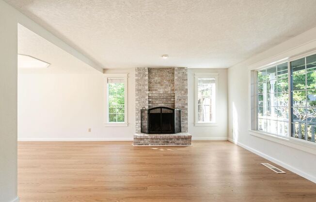 Comfortable 4-bdrm/2.5-bath home in Hillsboro—Quiet cul-de-sac, lovely yard, convenient location