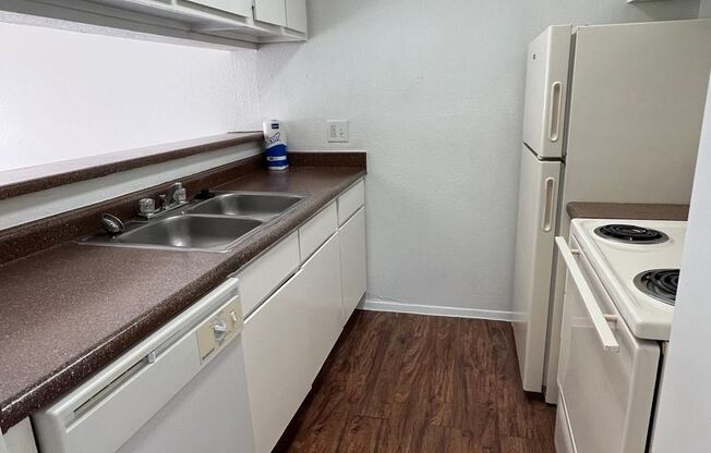 2 beds, 1 bath, 859 sqft, $1,050, Unit 01-005