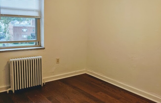 3 beds, 1 bath, $2,250, Unit 306D