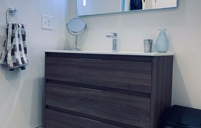 2 beds, 1 bath, 874 sqft, $2,100, Unit 1231