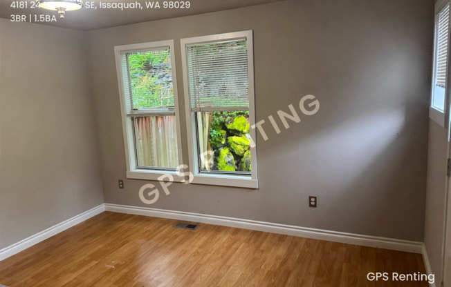 Spacious Two-Level Klahanie Townhome – Nature at Your Doorstep!