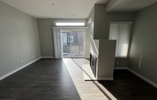 2 beds, 1 bath, 821 sqft, $2,770, Unit D033