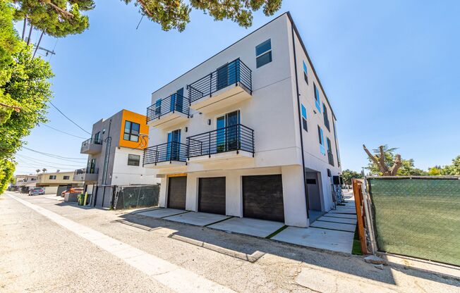 Contemporary 4-Bed, 4.5-Bath Townhome with Modern Finishes