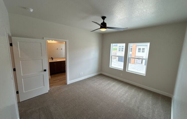 3 beds, 2.5 baths, $1,700, Unit UNIT 6