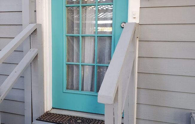 Secluded 1/1 located within walking distance of Jacksonville Beach!