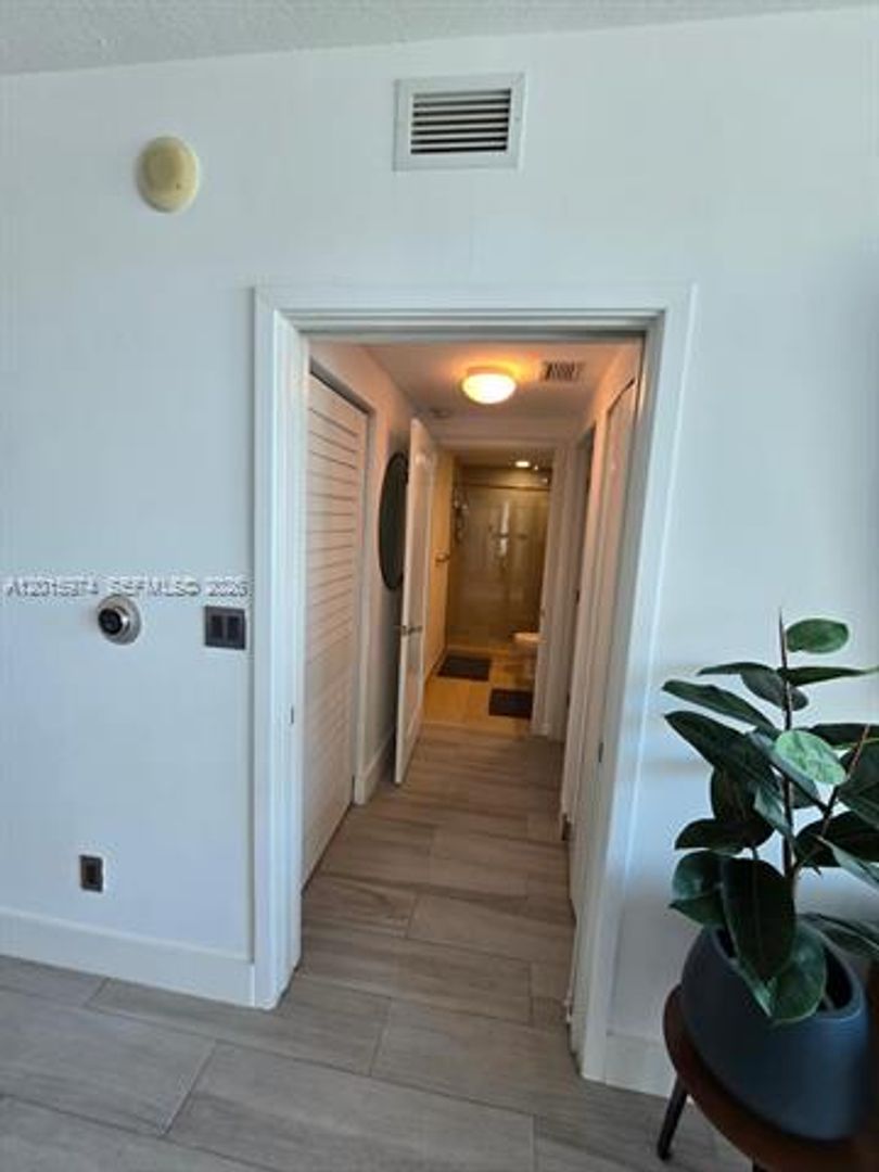 2 beds, 2 baths, 1,227 sqft, $4,400, Unit 325 S Biscayne Blvd # 3719