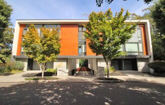 Beautiful, Bright & Modern 2 Bed, 2 Bath Condo in Lair Hill