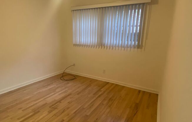 2 beds, 1 bath, 702 sqft, $2,350, Unit B15