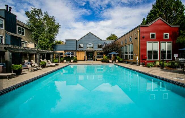 Beautiful Seasonal Swimming Pool at Apartment Near Orenco Station