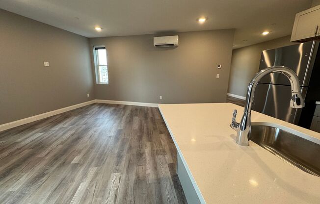 2 beds, 1 bath, 820 sqft, $2,800, Unit 214