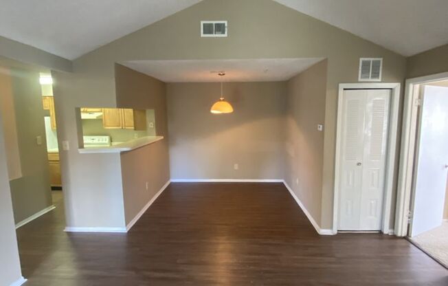 2 BED 2 BATH MOVE IN NOW!! TOP FLOOR $1,400 per month