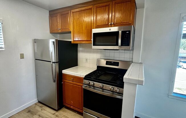 2 beds, 1 bath, $2,350, Unit 3145 Macaulay Street