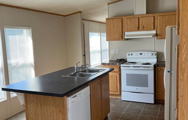 3 bedroom 2 bathroom Modular Home in Babcock Vista!
