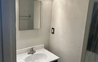 2 beds, 1 bath, $600, Unit Apartment A