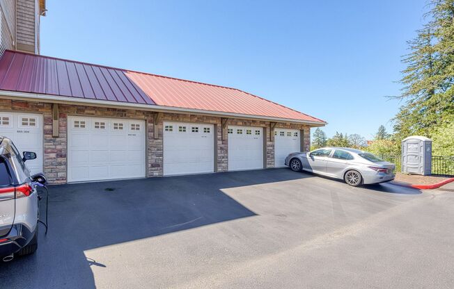 *Spectacular Light & Bright Updated 2 BD* 2 BA* Condo Located In Central Beaverton! *Great Location Minutes From Timberland Town Center + Convenient Access To HWY & Max Line!*