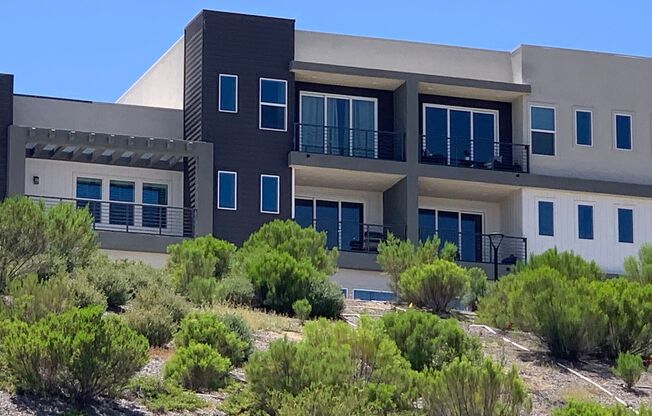 State of the Art-Trendy 1+1 Luxury Condo in FivePoints Valencia.