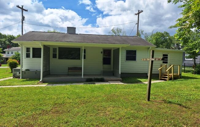 Cozy 2 bd/1ba located in Oak Ridge located close to hospital with a carport