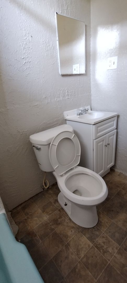 3 beds, 1 bath, $1,400, Unit 3