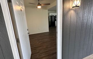 2 beds, 1 bath, $850, Unit 201 S Illinois St #10