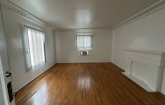 1 bed, 1 bath, $2,800, Unit 170 N. ARNAZ DRIVE #4