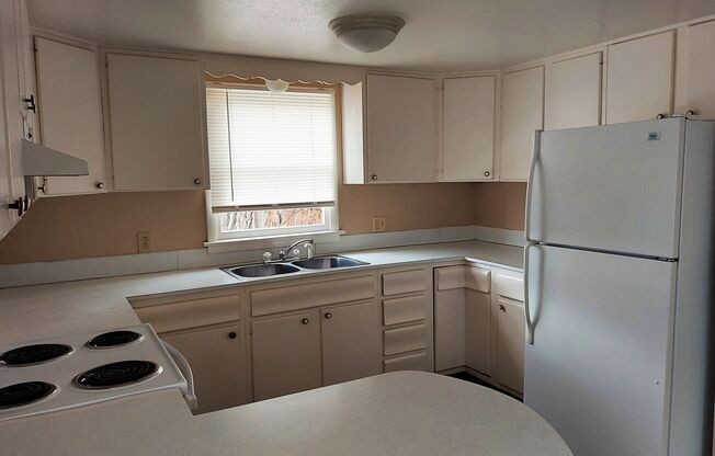 2 beds, 1 bath, $1,300