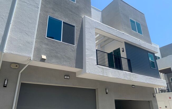 State of the Art-Trendy 1+1 Luxury Condo in FivePoints Valencia.