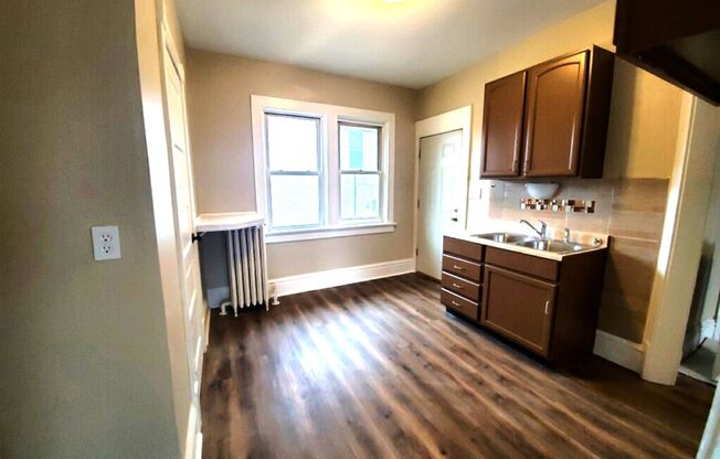 2 beds, 1 bath, 920 sqft, $950, Unit Upper #1