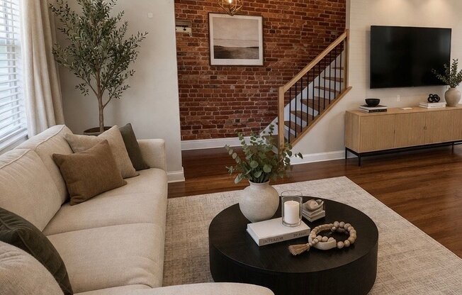 301 V ST NE