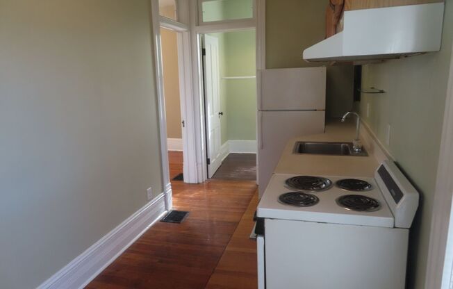 1 bed, 1 bath, 725 sqft, $855, Unit 1121 Berry Apt #3