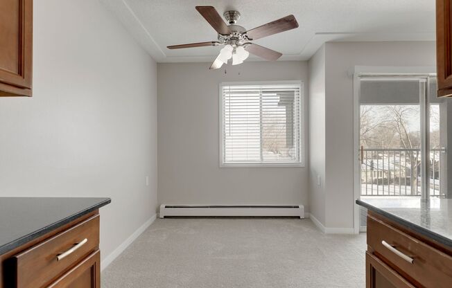 2 beds, 1 bath, 912 sqft, $1,395, Unit 1930206R