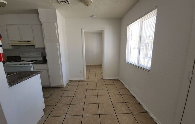 2 beds, 1 bath, 717 sqft, $1,000, Unit Unit 3