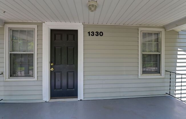 Charming 2 Bedroom Home, close to USC & located on a Large Lot!