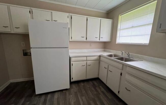 3 beds, 1 bath, $1,075