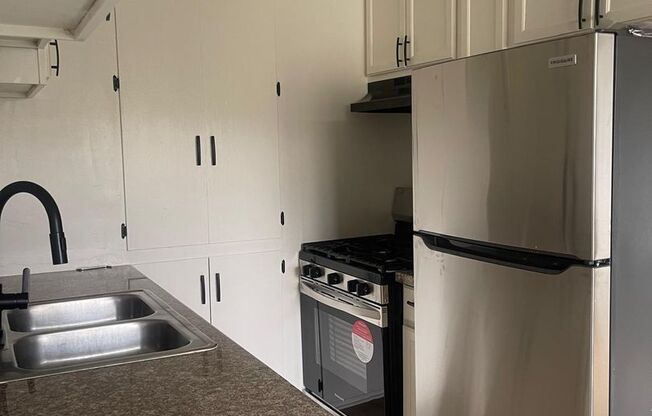 2 beds, 1 bath, $2,595, Unit 08