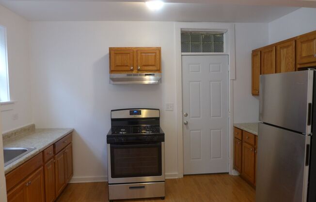 2 beds, 1 bath, $1,495, Unit 2050 Kostner - 1B