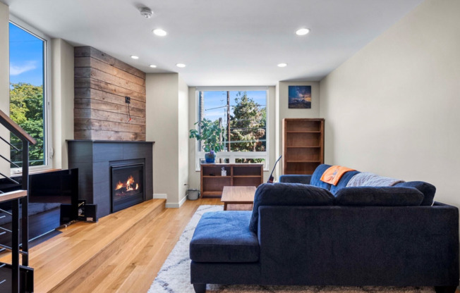 Three-Bedroom Townhouse on Queen Anne!!!!