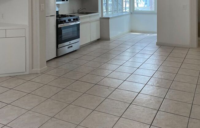 OPEN HOUSE: Tuesday (10/20) 6:30pm-6:45pm. Top Floor 2BR/1BA apartment in North Beach, Shared laundry (42½ Via Ferlinghetti)
