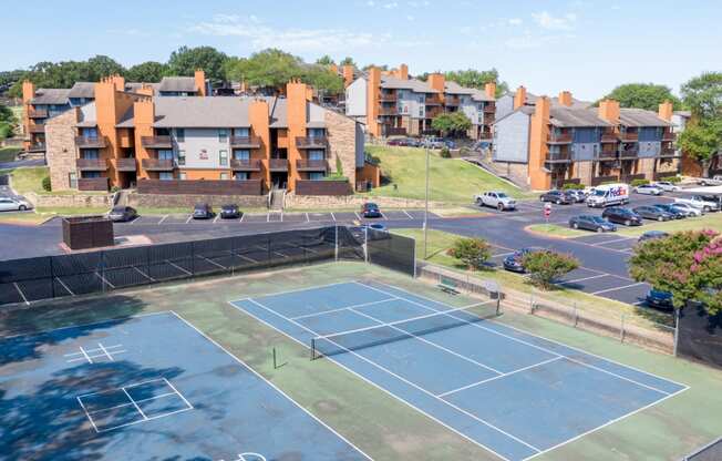 Tennis Court of Of Vine apartment in Arlington, TX