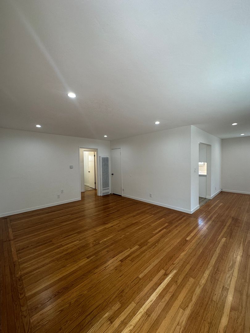 221 N El Camino Real