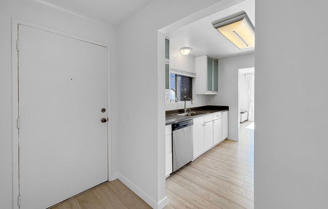 Charming & Spacious 2BD/2BA Condo in Bay Park W/ W/D, Community Pool/Spa, & Wrap Around Patio!