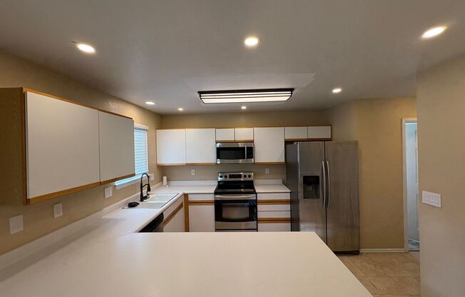 Beautiful Home Near Schriever SFB, Peterson SFB, & Fort Carson!!