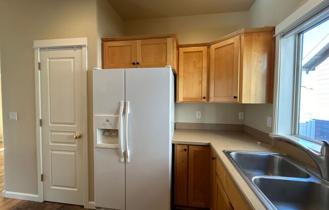 3 beds, 2 baths, $2,595