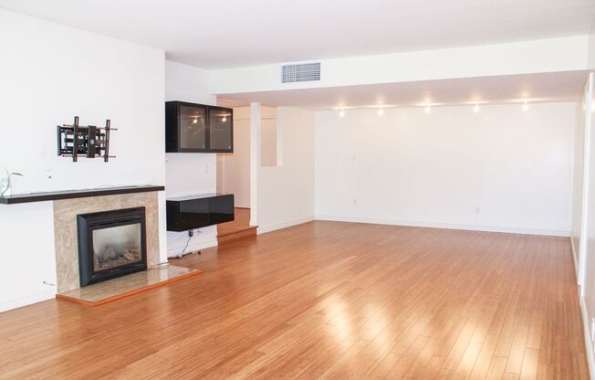 Stunning 2BD +2 BA | Desirable Santa Monica Neighborhood