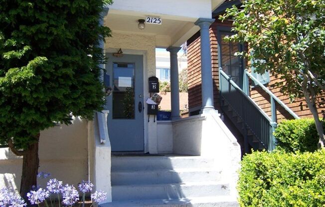 -Great Downtown Berkeley Location near BART and the UC Berkeley Campus!