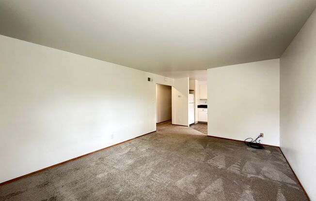 2 beds, 1 bath, $2,600, Unit 2053 Central Ave C (LO)