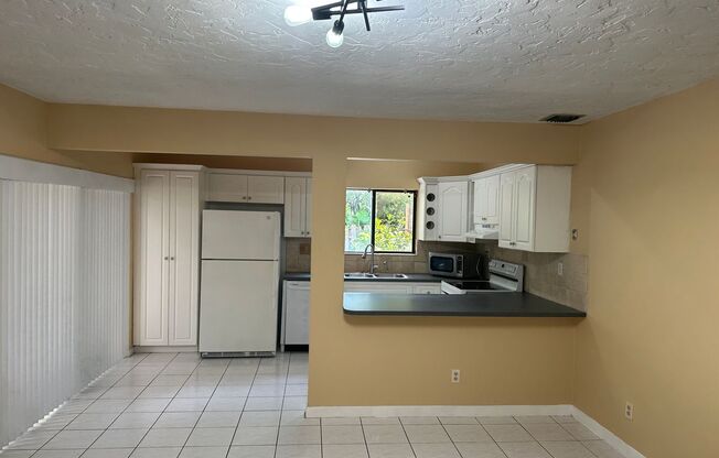 Charming 2-Bedroom Townhome in the Heart of Plantation - LAGO WEST