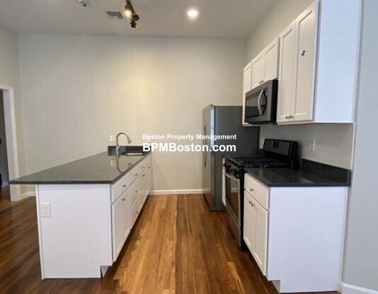 3 beds, 1 bath, 999 sqft, $3,200, Unit 8