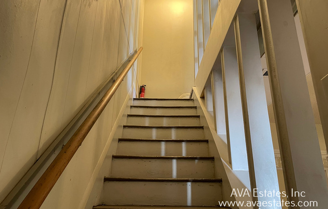 516 W 9 ST